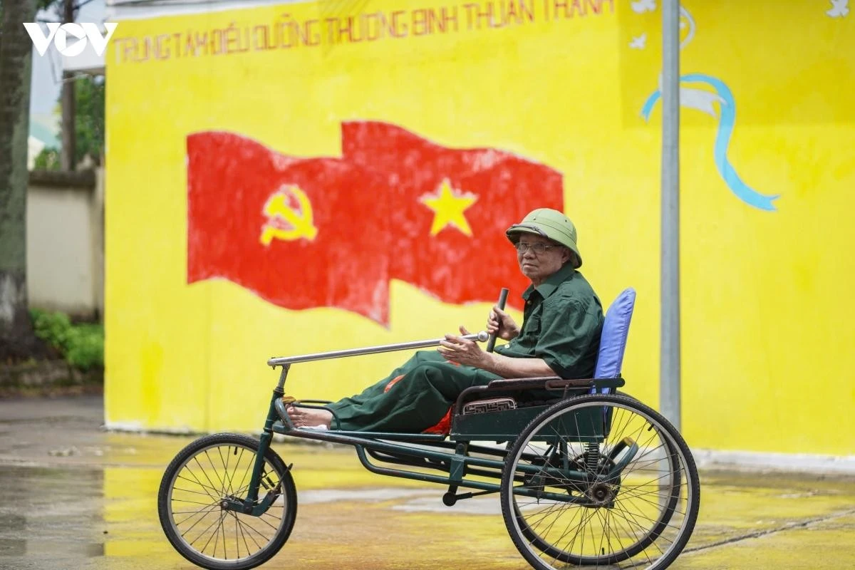 Có những ngày thời tiết thay đổi, trái gió trở trời, nhiều người phải chịu những cơn đau buốt từ các mảnh đạn, viên bi còn nằm trong cơ thể. Những năm gần đây, đời sống tại trung tâm đã được cải thiện. Nhiều tổ chức trong và ngoài quân đội thường xuyên đến thăm hỏi, động viên, tri ân các cựu chiến binh.