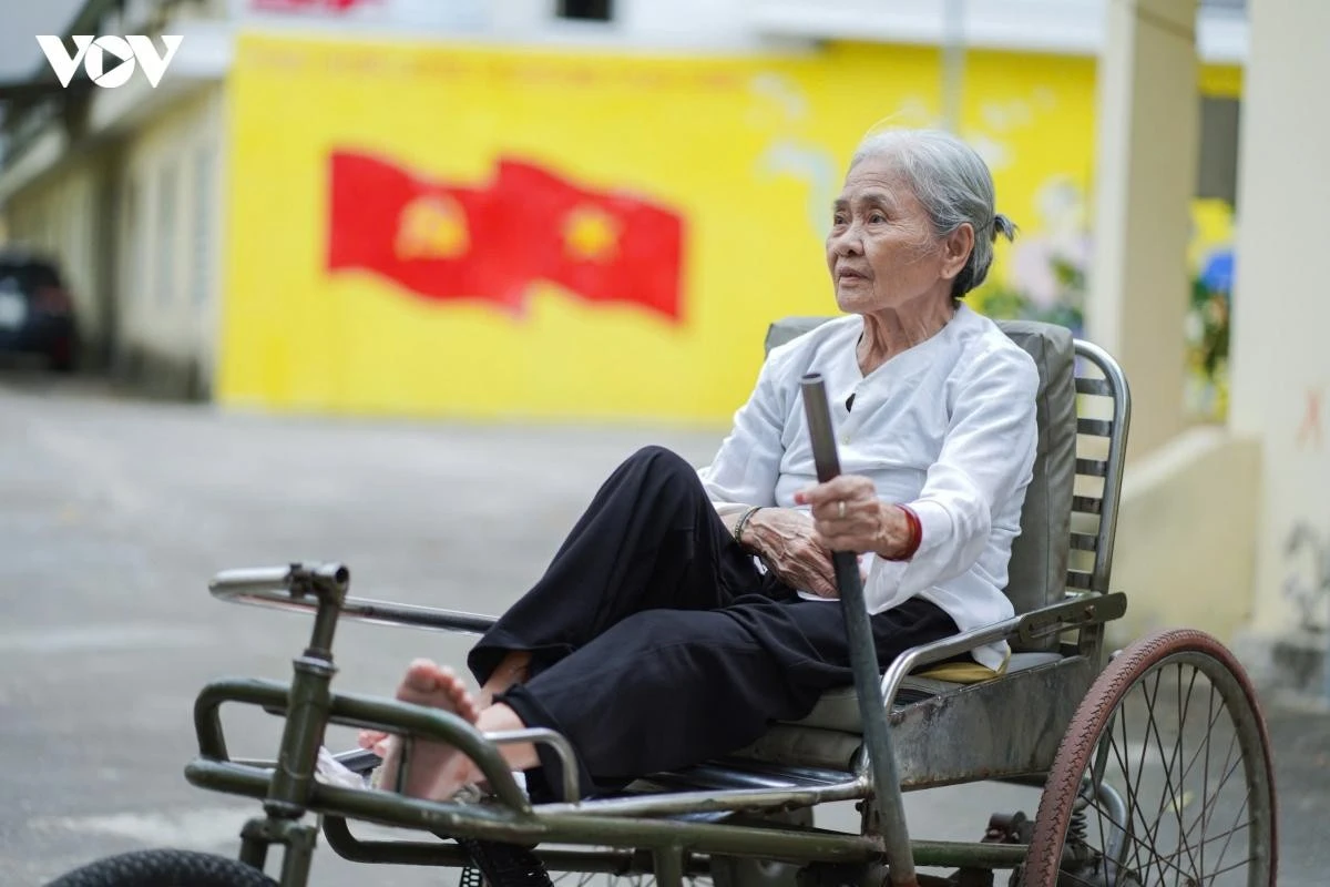 Giống ông Khuây, bà Mai Thị Hường (82 tuổi, quê Hà Tĩnh) ra tuyến lửa từ năm 1968 khi mới 20 tuổi. Khi ấy, bà tham gia mở Đường 20 Quyết Thắng - tuyến đường huyết mạch dài 125km nối từ phà Xuân Sơn (Quảng Bình) đến ngã ba Lùm Bùm (Lào), phục vụ chi viện cho chiến trường miền Nam. Trong những năm chiến tranh, Đường 20 Quyết Thắng là một trong những "tọa độ lửa" bị máy bay Mỹ đánh phá ác liệt.