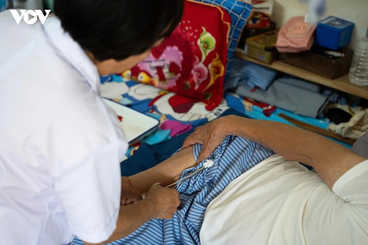 Mỗi ngày, công việc của các điều dưỡng bắt đầu từ 7h sáng và kết thúc vào 16h30. Từ phát thuốc, tiêm truyền, thay băng, đo huyết áp đến theo dõi sức khỏe, mọi công việc đều được thực hiện đều đặn và cẩn thận. Khi có thương binh phải chuyển lên bệnh viện tuyến trên điều trị, các điều dưỡng cũng trực tiếp đi cùng, túc trực tại viện để chăm sóc. Ngoài công việc chuyên môn, các điều dưỡng còn hỗ trợ các bác trong mọi sinh hoạt hằng ngày như ăn uống, vệ sinh cá nhân, đưa lên xuống xe lăn hoặc xe ba bánh. Với những thương binh không còn khả năng đi lại, họ xuống tận phòng để giúp các bác từ những việc nhỏ nhất.