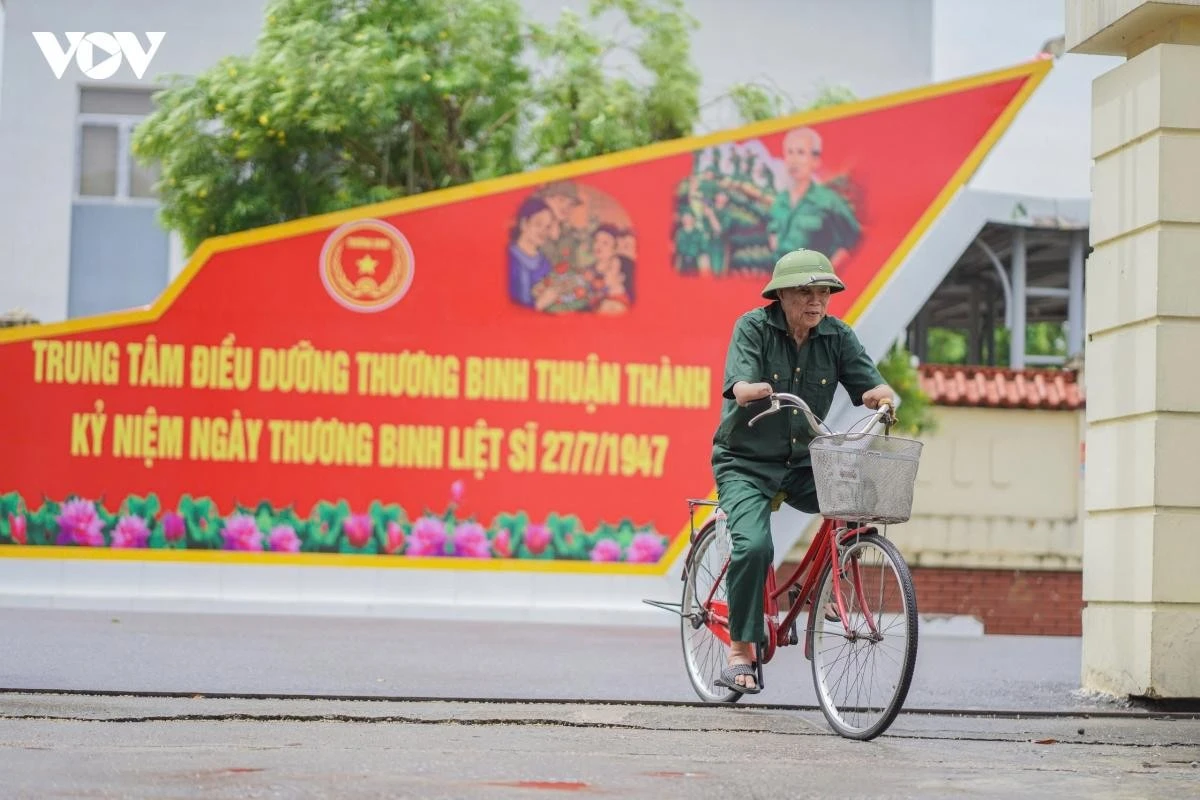 Ở trung tâm, chiếc xe ba bánh không chỉ là phương tiện đi lại, mà gần như là một phần cuộc đời của các bác thương binh. Có người đã gắn bó với chiếc xe ấy hơn nửa thế kỷ, kể từ ngày rời chiến trường với những vết thương không thể lành. May mắn hơn đồng đội khi giữ được đôi chân, nhưng chiến tranh cũng cướp đi hai tay của ông Đỗ Đăng Khuây (77 tuổi, quê Hưng Yên).