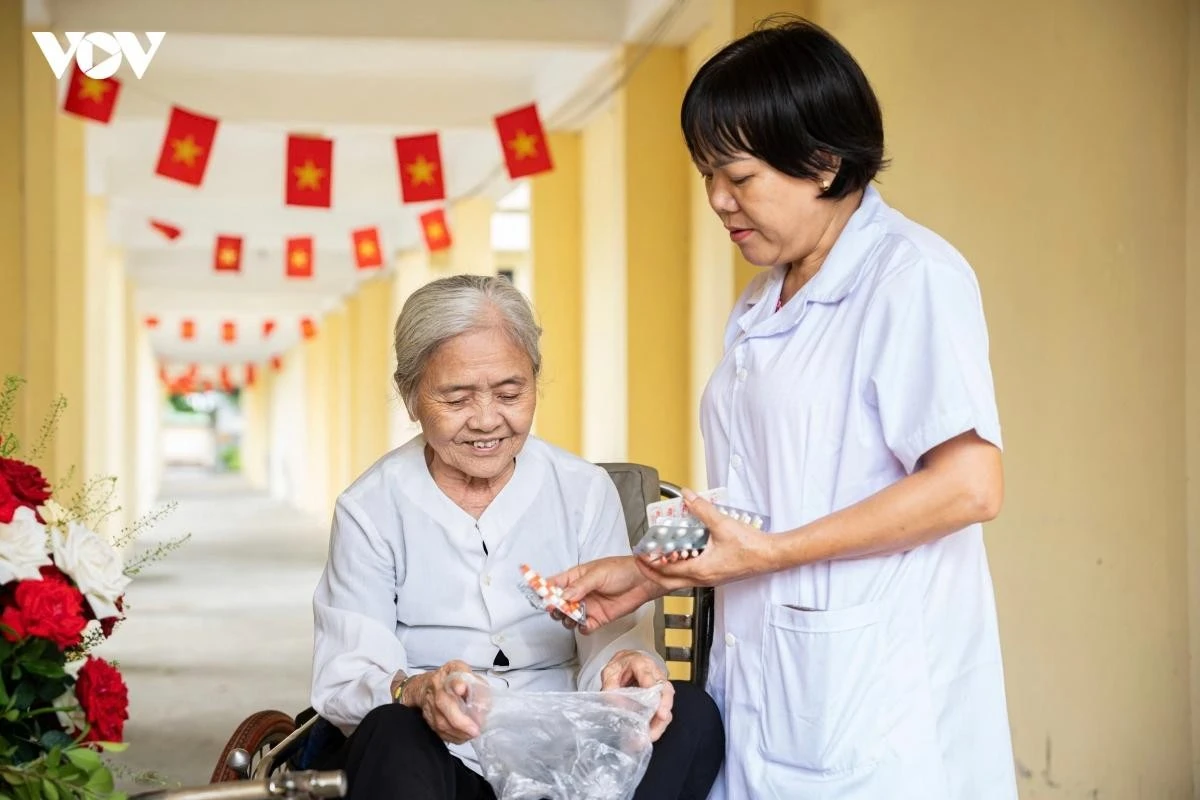 Hơn 30 năm gắn bó với Trung tâm Điều dưỡng Thương binh Thuận Thành, điều dưỡng Nguyễn Thị Lan đã quá quen với nhịp sống nơi đây. Sinh ra và lớn lên trong trung tâm, là con thương binh, chị thấu hiểu những mất mát, đau đớn mà các bác đã trải qua. Với chị, chăm sóc các thương binh không chỉ là công việc thường ngày, mà còn là cách báo đáp những người đã hy sinh một phần tuổi trẻ vì đất nước. "Từ nhỏ tôi đã quen với cuộc sống ở đây. Bố mẹ tôi cũng là thương binh nên các bác ở trung tâm luôn như người thân trong gia đình. Sau khi học xong và được trở về công tác tại đây, tôi thấy đó là một cái duyên. Mỗi ngày được chăm sóc các bác, tôi luôn nghĩ mình đang chăm sóc chính bố mẹ mình", chị Lan chia sẻ.