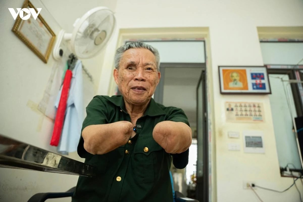 Nửa tháng sau, ông mới tỉnh lại, điều đầu tiên ông nhìn thấy là ánh mặt trời. Nhưng khi nhìn xuống, hai bàn tay đã không còn. “Lúc ấy buồn lắm, cũng suy sụp vì mình còn quá trẻ, khi ấy mới có 23 tuổi, tương lai phía trước rộng mở. Người ta nói giàu hai con mắt, khó hai bàn tay, tôi mất cả hai bàn tay, một con mắt tưởng cuộc đời coi như xong", ông kể.