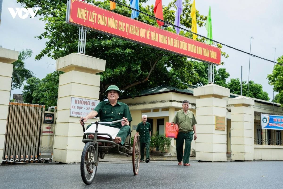 Hơn nửa thế kỷ trôi qua, những người lính năm xưa giờ đã ở tuổi thất thập, bát thập. Họ vẫn di chuyển trên những chiếc xe ba bánh, gặp nhau mỗi sáng, trò chuyện dưới hàng hiên, nhắc lại những ký ức chiến trường. Những “con ngựa sắt” ấy đã đưa họ đi qua chiến tranh, qua những tháng ngày điều trị, và giờ tiếp tục đưa họ đi qua những năm tháng cuối đời trong bình yên.