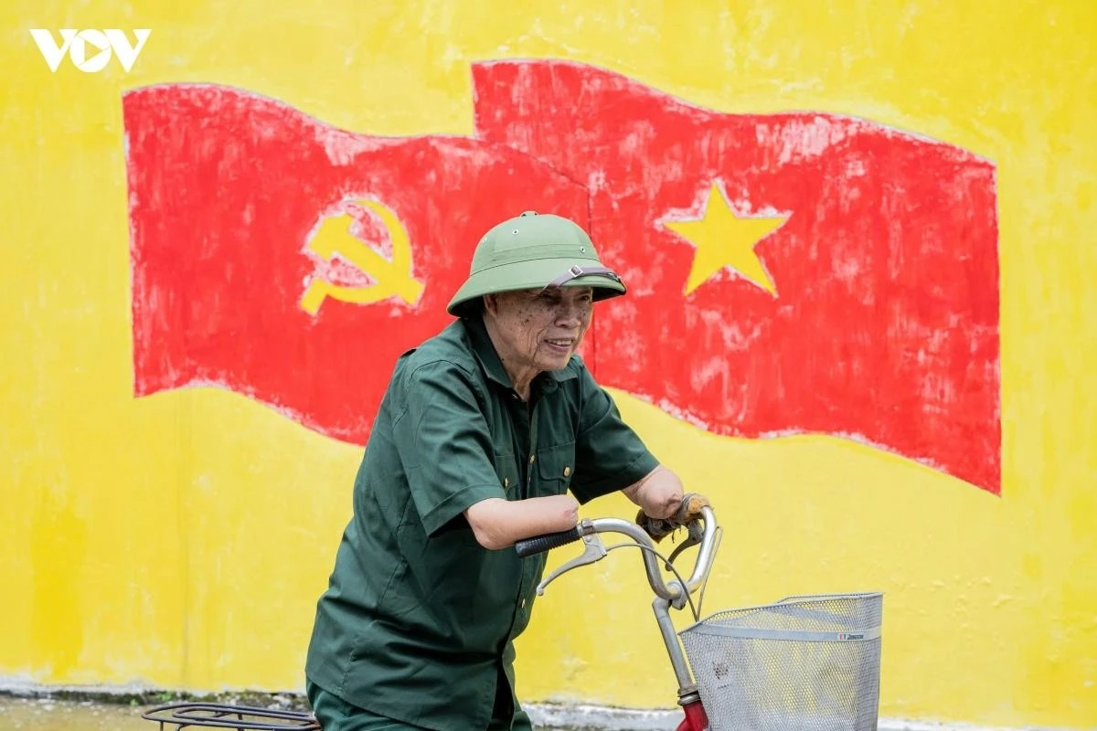 Năm 1967, ông nhập ngũ vào Sư đoàn 320, Quân đoàn 34, một năm sau, ông vào chiến trường Phước Long, rồi tiếp tục sang Lào chiến đấu trong chiến dịch Lam Sơn 719. Năm 1973, trong một nhiệm vụ trinh sát tại cao điểm 320 ở Savannakhet (Lào), ông vướng phải mìn địch. “Lúc đó tôi bò vào bốt địch thì mìn nổ, hai bàn tay bị nổ tung, một mắt mù, người dập nát nhiều chỗ. Tôi ngất đi, không biết gì nữa, đồng đội phải kéo ra ngoài”, ông Khuây nhớ lại.