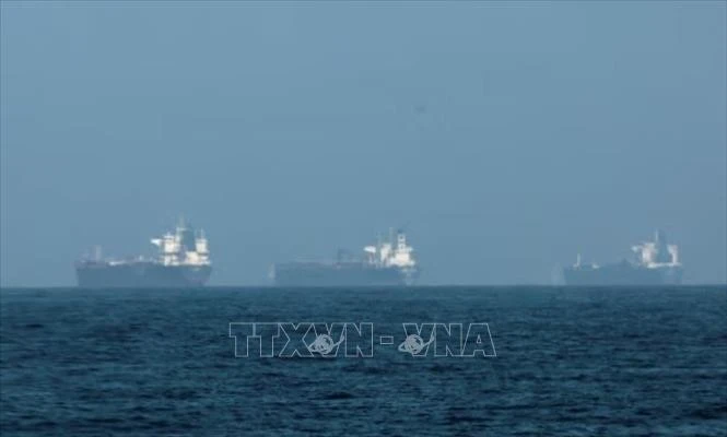 Tàu thuyền đậu ngoài khơi Fujairah, Các Tiểu vương quốc Arab thống nhất (UAE), trong bối cảnh Iran hạn chế hoạt động hàng hải qua Eo biển Hormuz, ngày 3/3/2026.