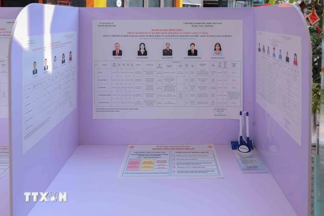 Khu vực cabin bầu cử đã được lắp đặt và trang bị đầy đủ để phục vụ cử tri phường Cửa Nam (Hà Nội).