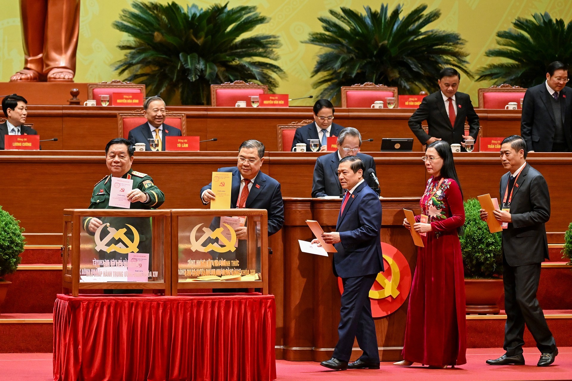 Các lãnh đạo Đảng và Nhà nước bỏ phiếu bầu Ban Chấp hành Trung ương khóa XIV.