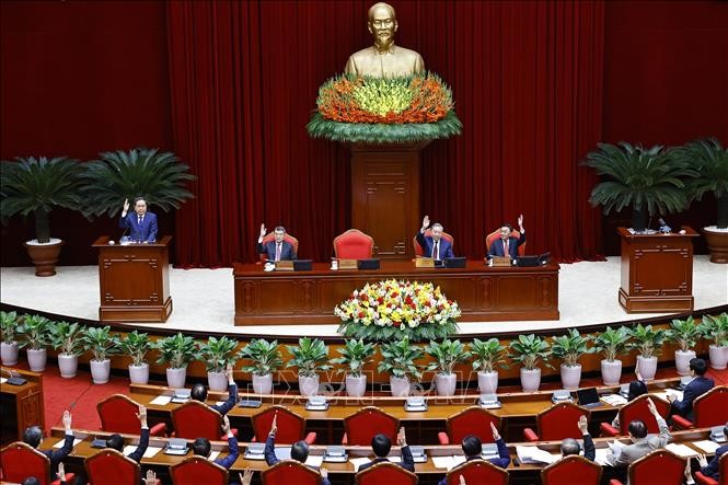 Đại biểu biểu quyết thông qua Nghị quyết Hội nghị lần thứ hai Ban Chấp hành Trung ương Đảng khoá XIV.