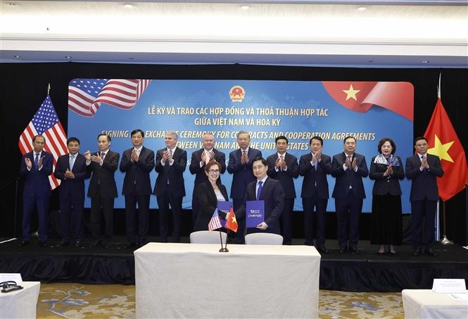 Tổng Bí thư Tô Lâm chứng kiến lễ trao Hợp đồng mua hệ thống xạ trị ung thư proton Mevion S250-FIT giữa Bệnh viện Đa khoa Tâm Anh và Công ty Mevion Medical Systems. 