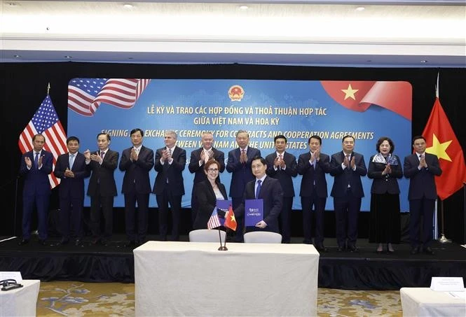 Tổng Bí thư Tô Lâm chứng kiến lễ trao Hợp đồng mua hệ thống xạ trị ung thư proton Mevion S250-FIT giữa Bệnh viện Đa khoa Tâm Anh và Công ty Mevion Medical Systems. 