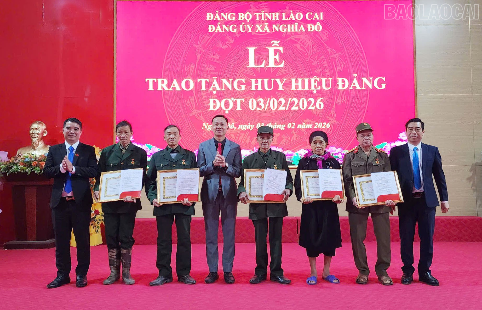 baolaocai-tr_trao-tang-huy-hieu-dang-cho-cac-dang-vien-3809.jpg