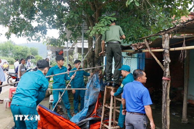 Lực lượng đoàn viên, thanh niên xã Bù Đăng, tỉnh Đồng Nai tham gia sửa chữa nhà ở cho người có công trên địa bàn.