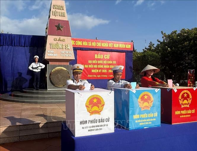 Cử tri đặc khu Trường Sa bỏ phiếu bầu cử Đại biểu Quốc hội khóa XVI và Đại biểu Hội đồng nhân dân các cấp nhiệm kỳ 2026 - 2031.