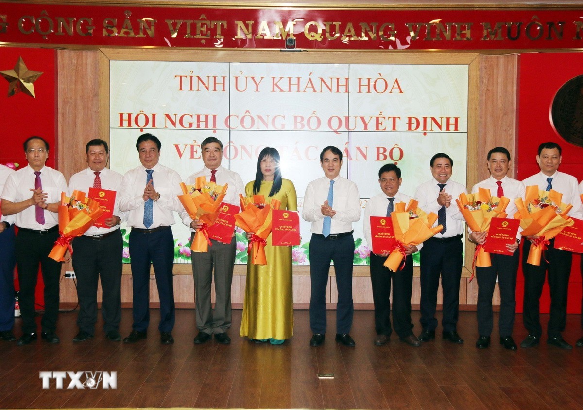 Thường trực Tỉnh ủy Khánh Hòa trao quyết định và chúc mừng các đồng chí được chỉ định nhận nhiệm vụ mới.