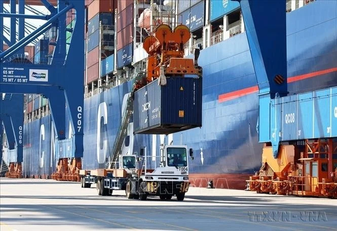 Bốc dỡ hàng xuất nhập khẩu trên cảng quốc tế Gemalink.