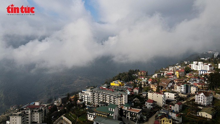 Biển mây bồng bềnh bao phủ Sa Pa vào buổi sáng, mang đến vẻ đẹp huyền ảo.