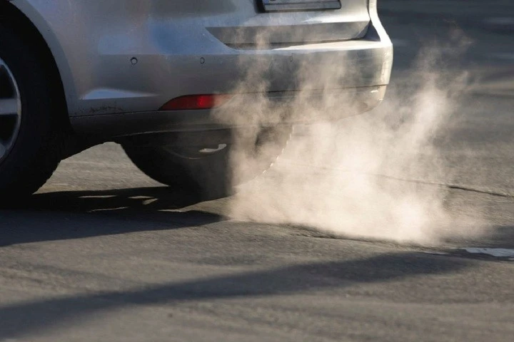 Khói thải từ ống xả của ô tô động cơ đốt trong.