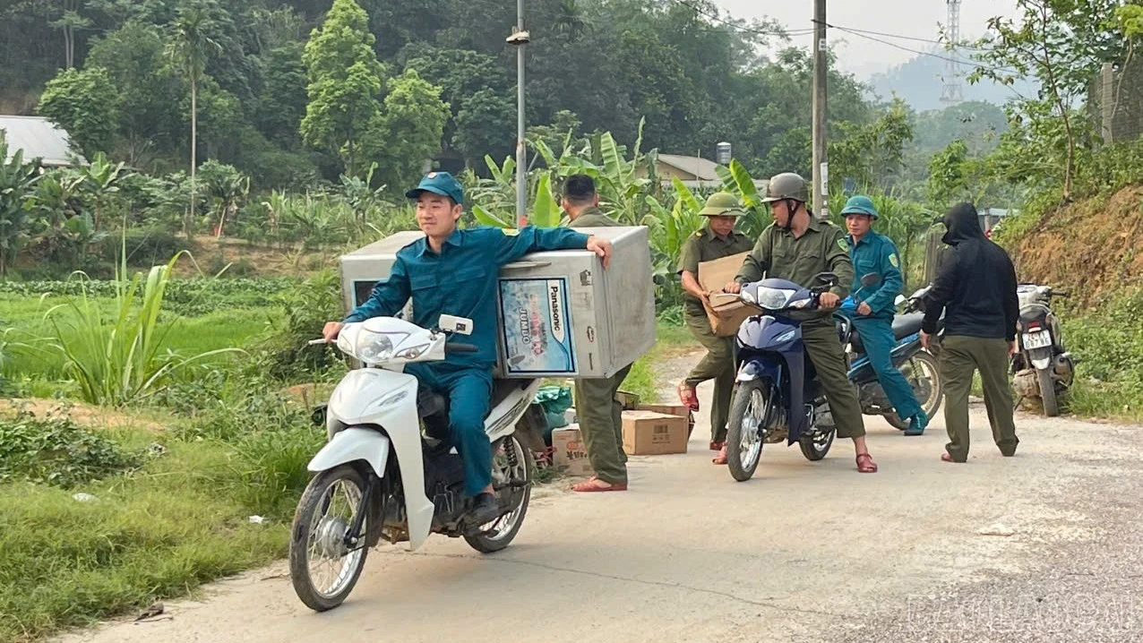 Các lực lượng sơ tán tài sản của Nhân dân đến nơi an toàn.