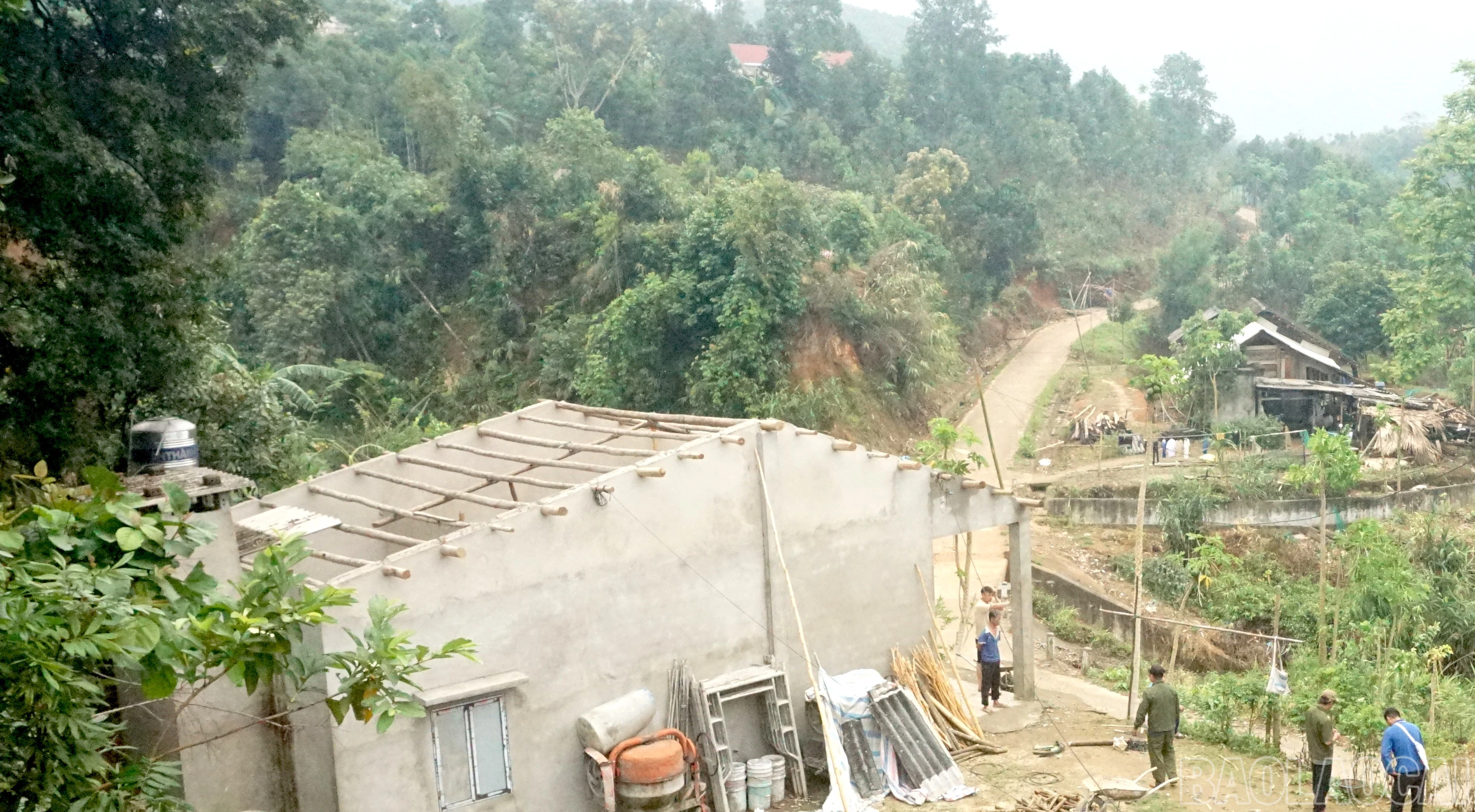 Mưa to kèm dông lốc gây thiệt hại nhiều ngôi nhà tại xã Cốc Lầu.