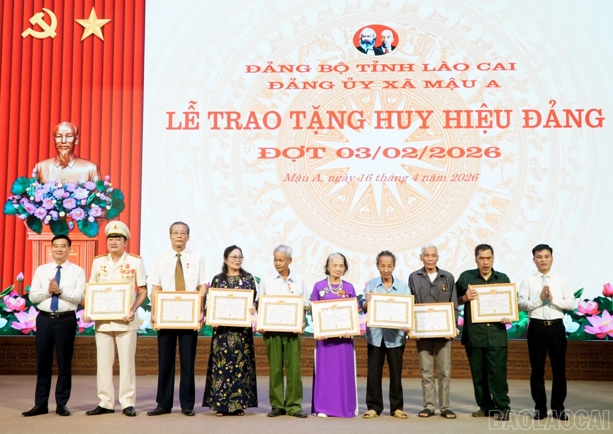 baolaocai-br_thuong-truc-dang-uy-xa-mau-a-trao-huy-hieu-dang-cho-cac-dang-vien-3822.jpg