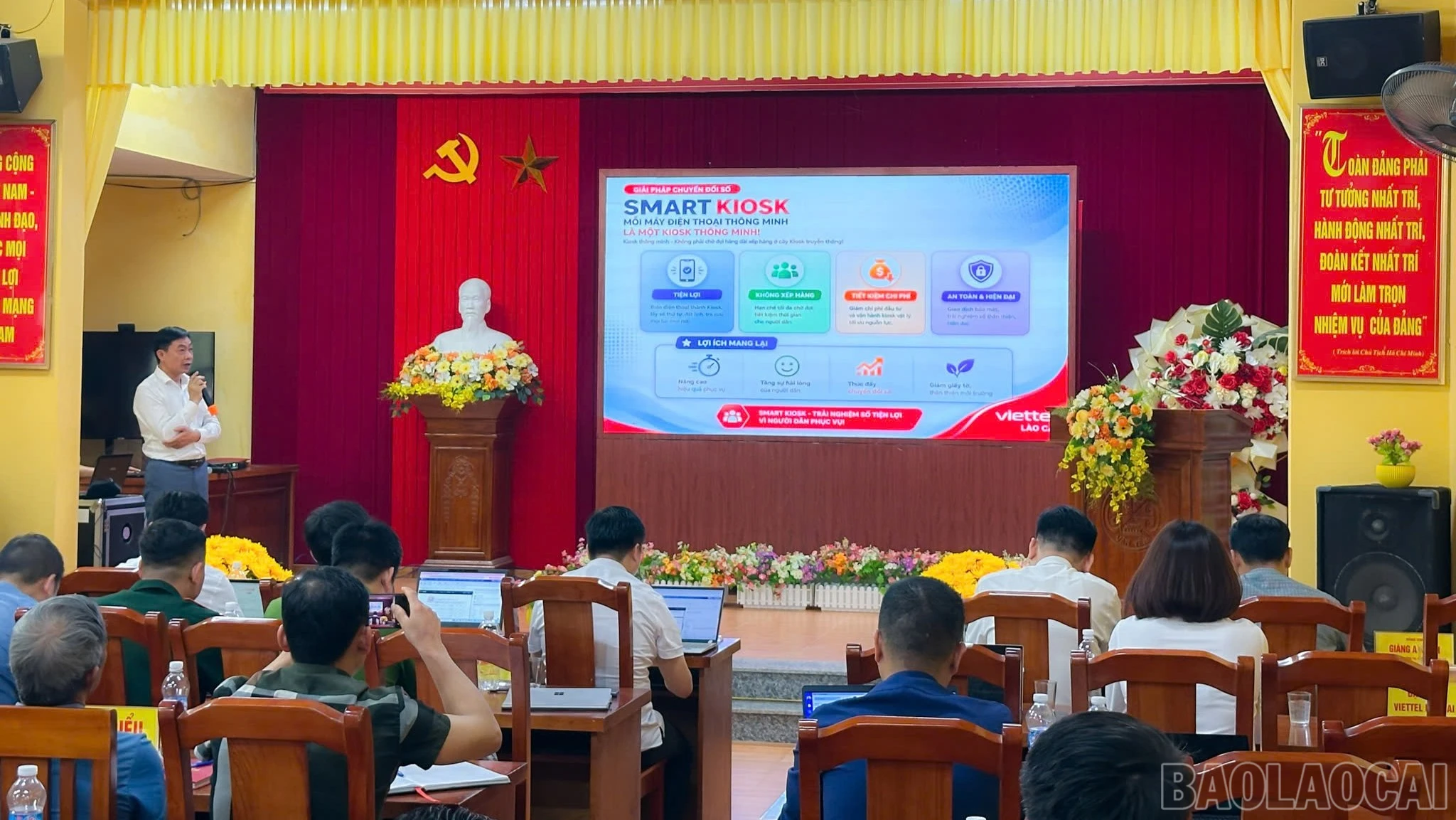 baolaocai-br_dai-dien-viettel-lao-cai-trinh-bay-giai-phap-ung-dung-smart-kios-ai-tai-trung-tam-phuc-vu-hcc-cap-xa-va-ung-dung-camera-an-ninh-ai-6093.jpg