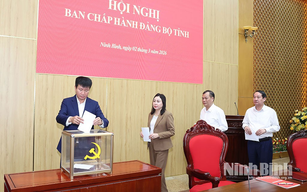 Các đại biểu bỏ phiếu bầu Bí thư Tỉnh ủy Ninh Bình, nhiệm kỳ 2025 - 2030.