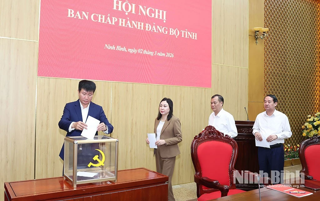 Các đại biểu bỏ phiếu bầu Bí thư Tỉnh ủy Ninh Bình, nhiệm kỳ 2025 - 2030.