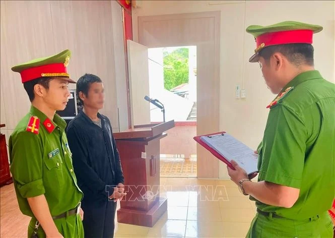 Đọc lệnh khởi tố khởi tố bị can đối với Hồ Văn V. (trú xã Hướng Hiệp, tỉnh Quảng Trị) bị Cơ quan Cảnh sát điều tra Công an tỉnh Quảng Trị khởi tố về tội Vi phạm quy định về tham gia giao thông đường bộ theo Điều 260 Bộ luật Hình sự. Ảnh: TTXVN phát
