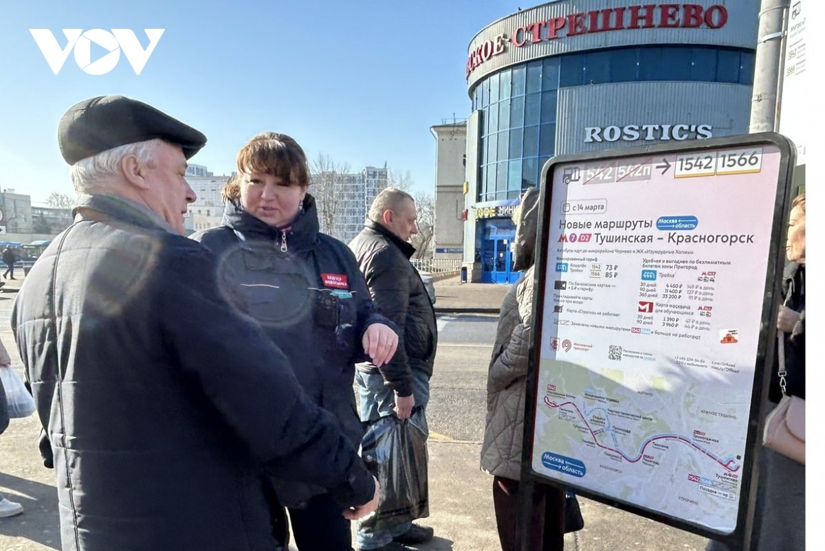 Người dân hào hứng đọc bảng hướng dẫn hành trình và cách sử dụng vé đi lại.