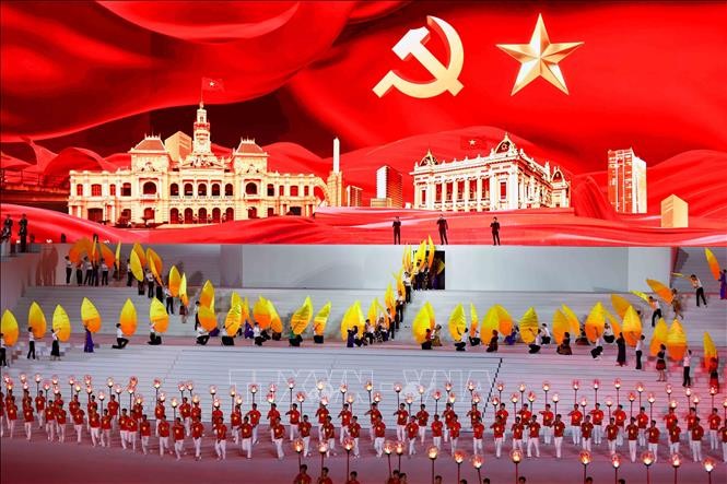 Chương trình “Dưới lá cờ vẻ vang của Đảng” là điểm nhấn đặc biệt, giàu ý nghĩa chính trị - văn hóa - nghệ thuật, thể hiện niềm tin son sắt của toàn Đảng, toàn dân, toàn quân đối với sự lãnh đạo của Đảng Cộng sản Việt Nam, quyết tâm đoàn kết một lòng thực hiện thắng lợi Nghị quyết Đại hội XIV.