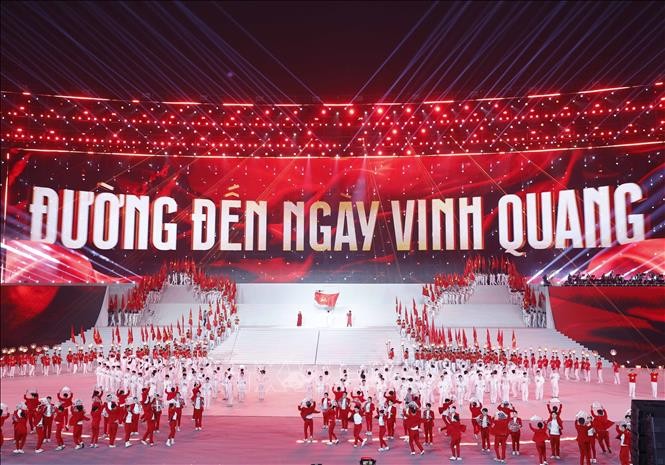 Chương trình nghệ thuật đặc biệt "Dưới lá cờ vẻ vang của Đảng” do Thành uỷ, Hội đồng nhân dân, Uỷ ban Mặt trận tổ quốc Việt Nam Thành phố Hà Nội tổ chức.