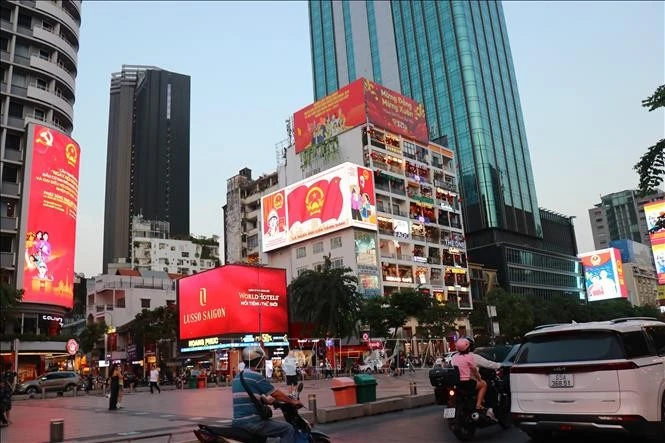 Đại lộ Nguyễn Huệ rợp cờ hoa, sẵn sàng cho Ngày hội toàn dân.