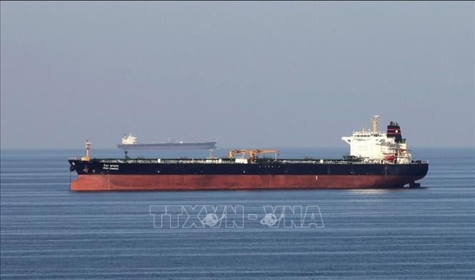 Tàu chở dầu di chuyển qua eo biển Hormuz.