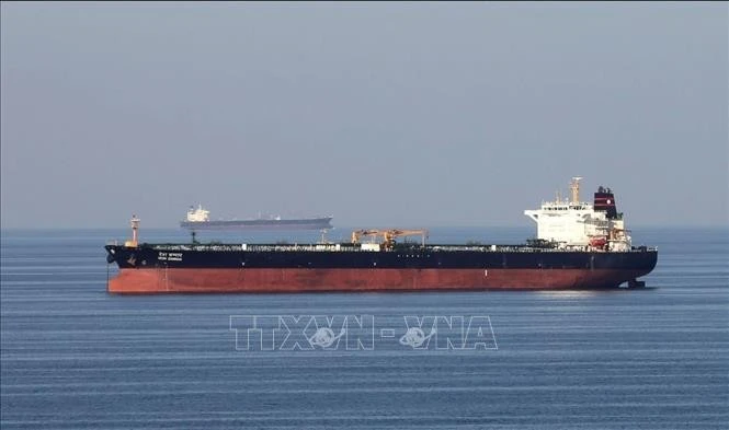 Tàu chở dầu di chuyển qua eo biển Hormuz.
