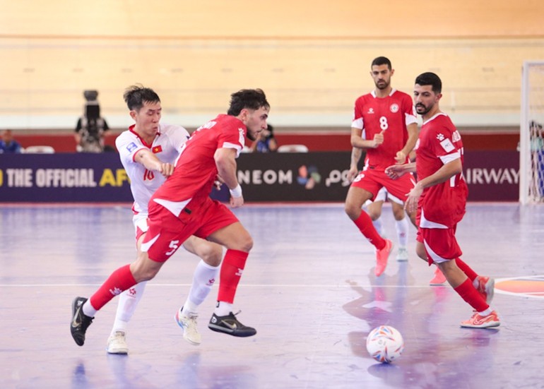 Lợi thế thuộc về đội tuyển futsal Việt Nam sau hiệp 1.