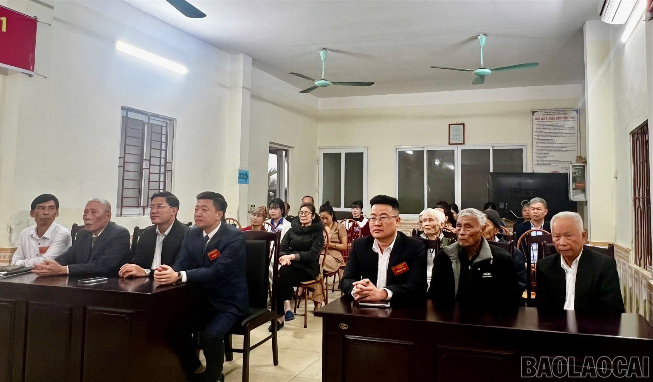 Các cử tri tham dự lễ khai mạc.