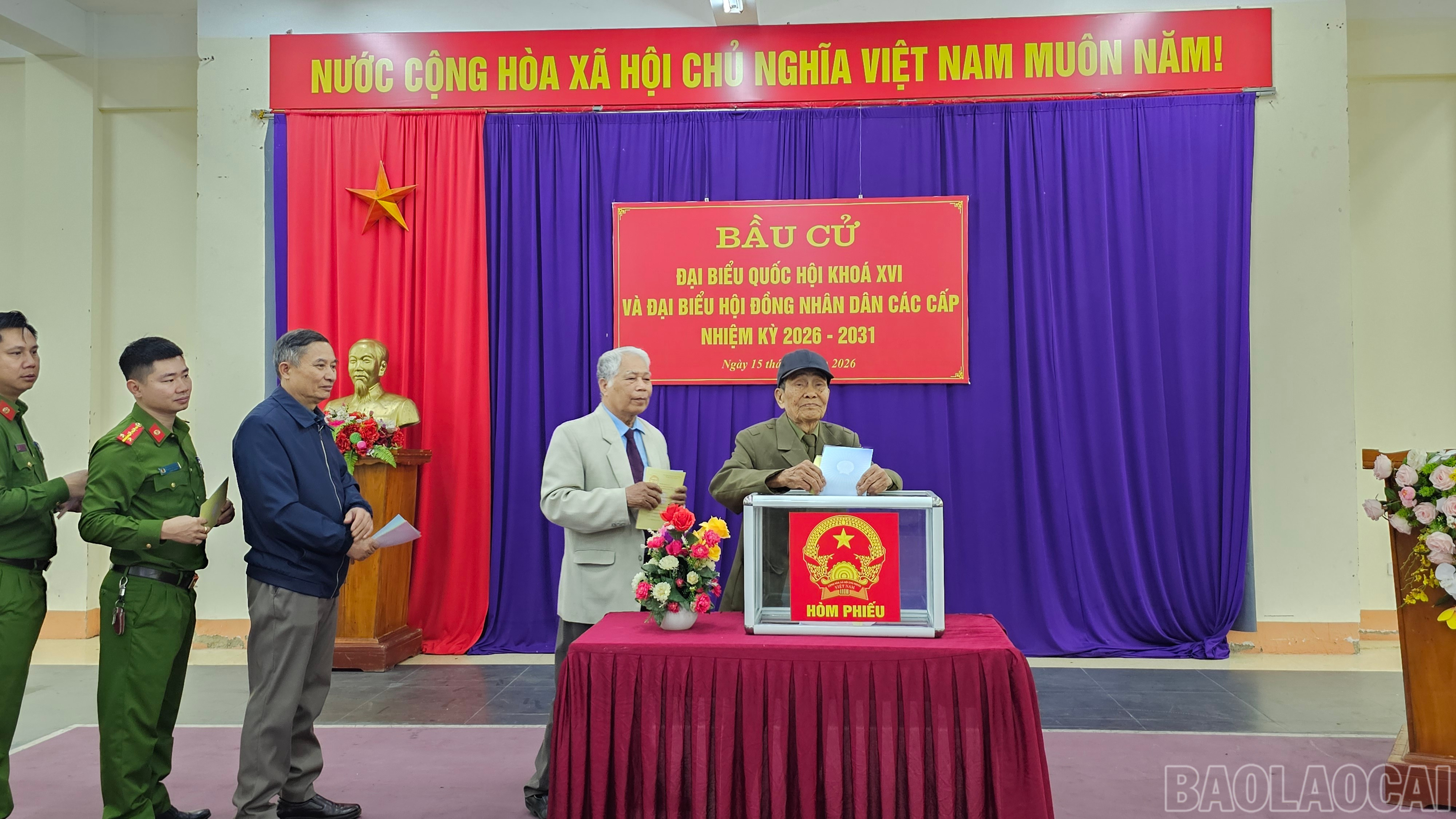 Các cử tri đi bỏ phiếu bầu cử tại khu vực bỏ phiếu số 18, phường Cam Đường.