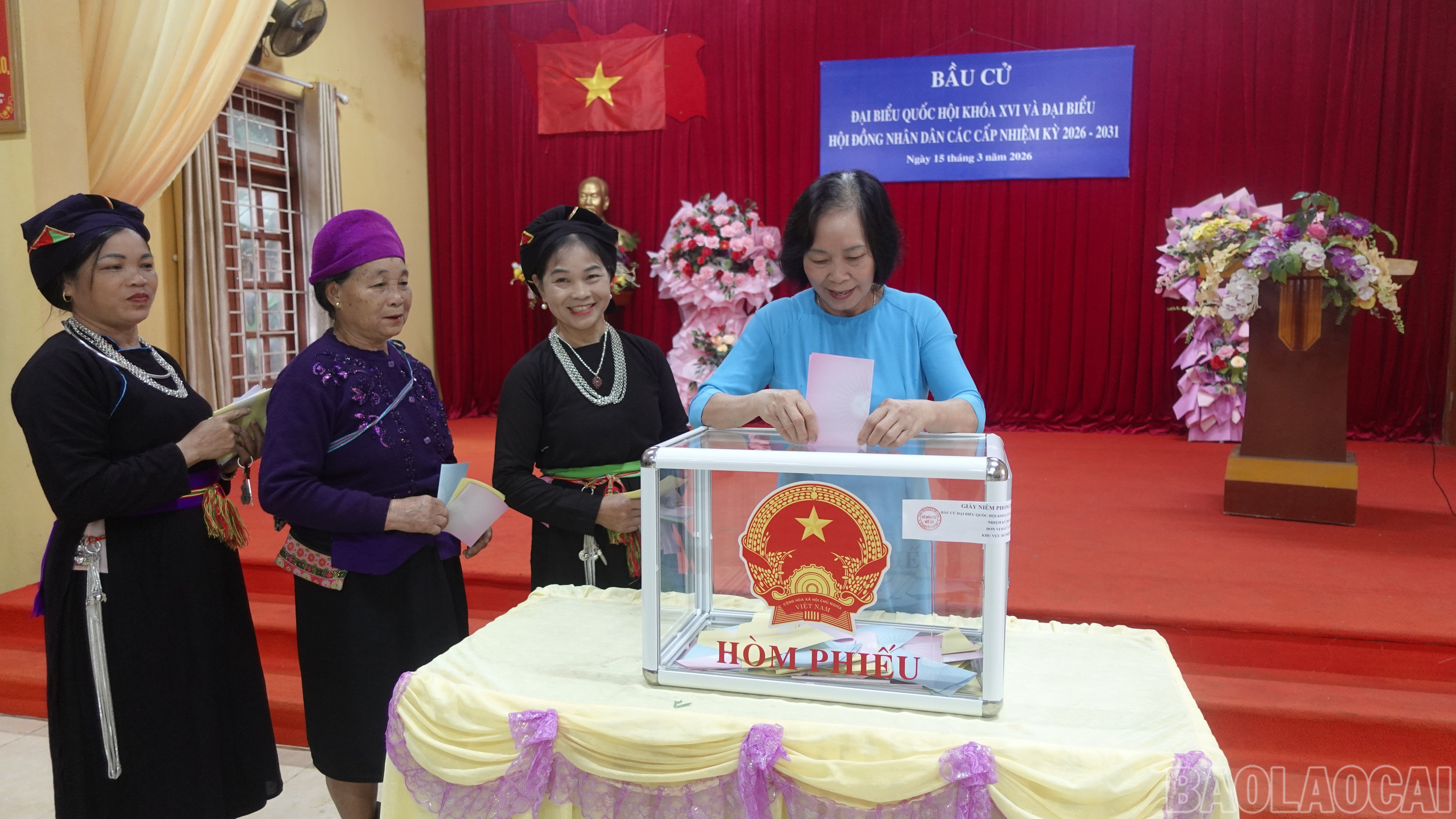 Cử tri thôn Bản Chang bỏ phiếu bầu cử.