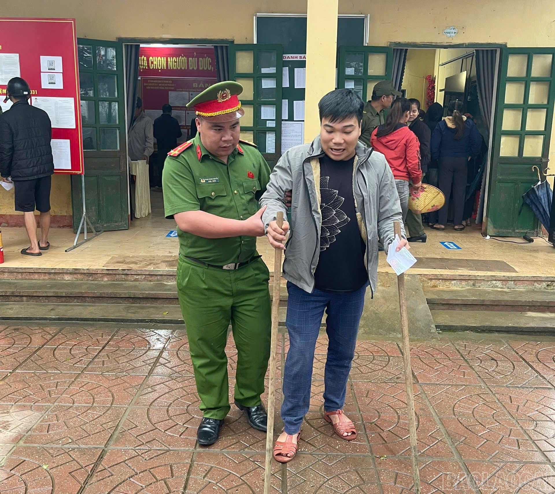 Cử tri đi lại khó khăn vẫn nhiệt tình đi bỏ phiếu bầu cử.