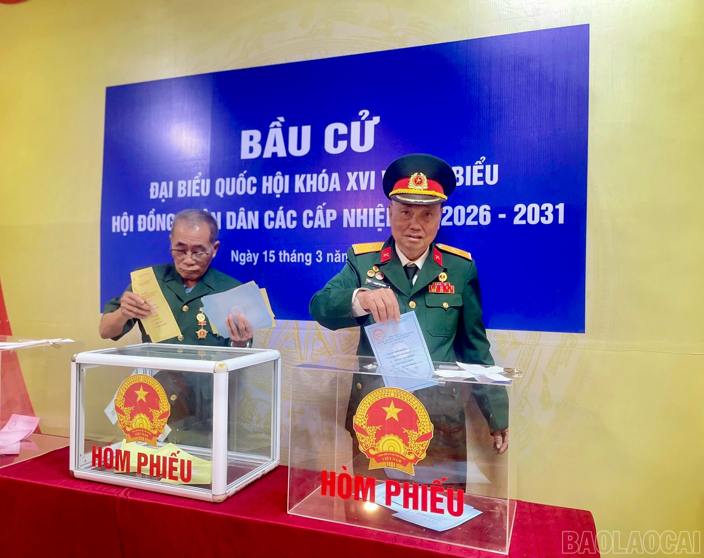 Cử tri tích cực đi bỏ phiếu bầu.