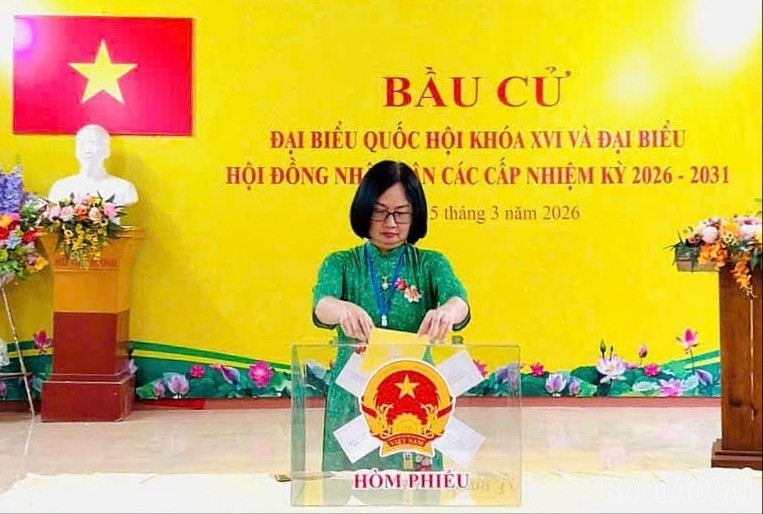 Đồng chí Nguyễn Thị Thu Hà - Phó Giám đốc Sở Nội vụ, Phó Trưởng Ban bầu cử đại biểu HĐND tỉnh ở đơn vị bầu cử số 5 bỏ phiếu bầu cử.