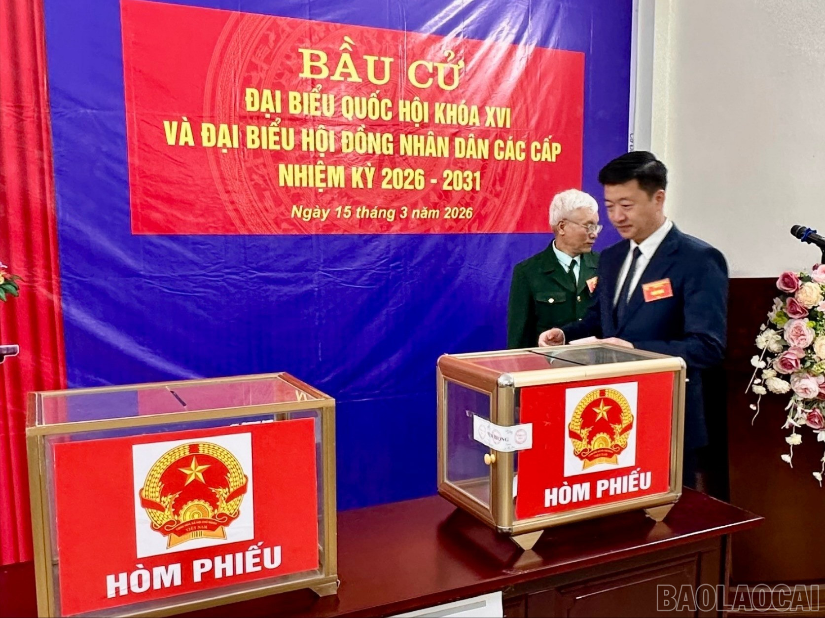 Cử tri bỏ phiếu bầu.