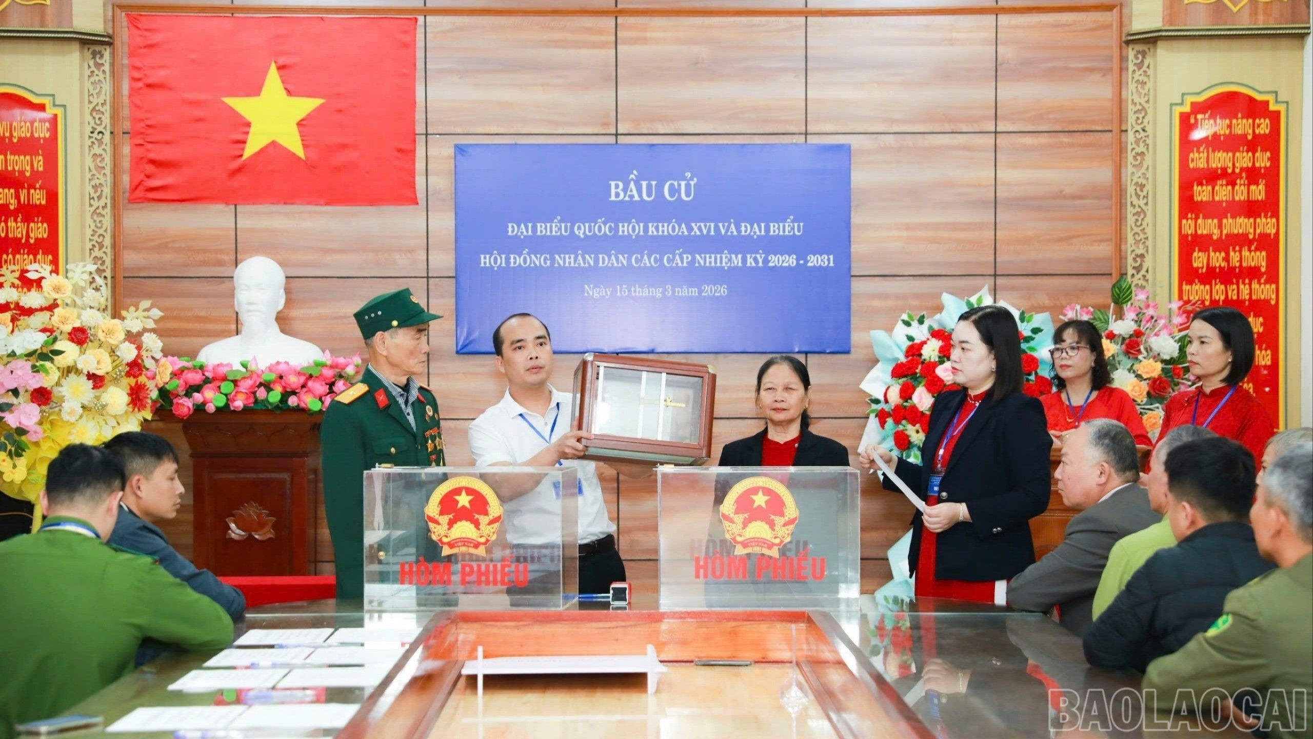 Kiểm tra hòm phiếu.