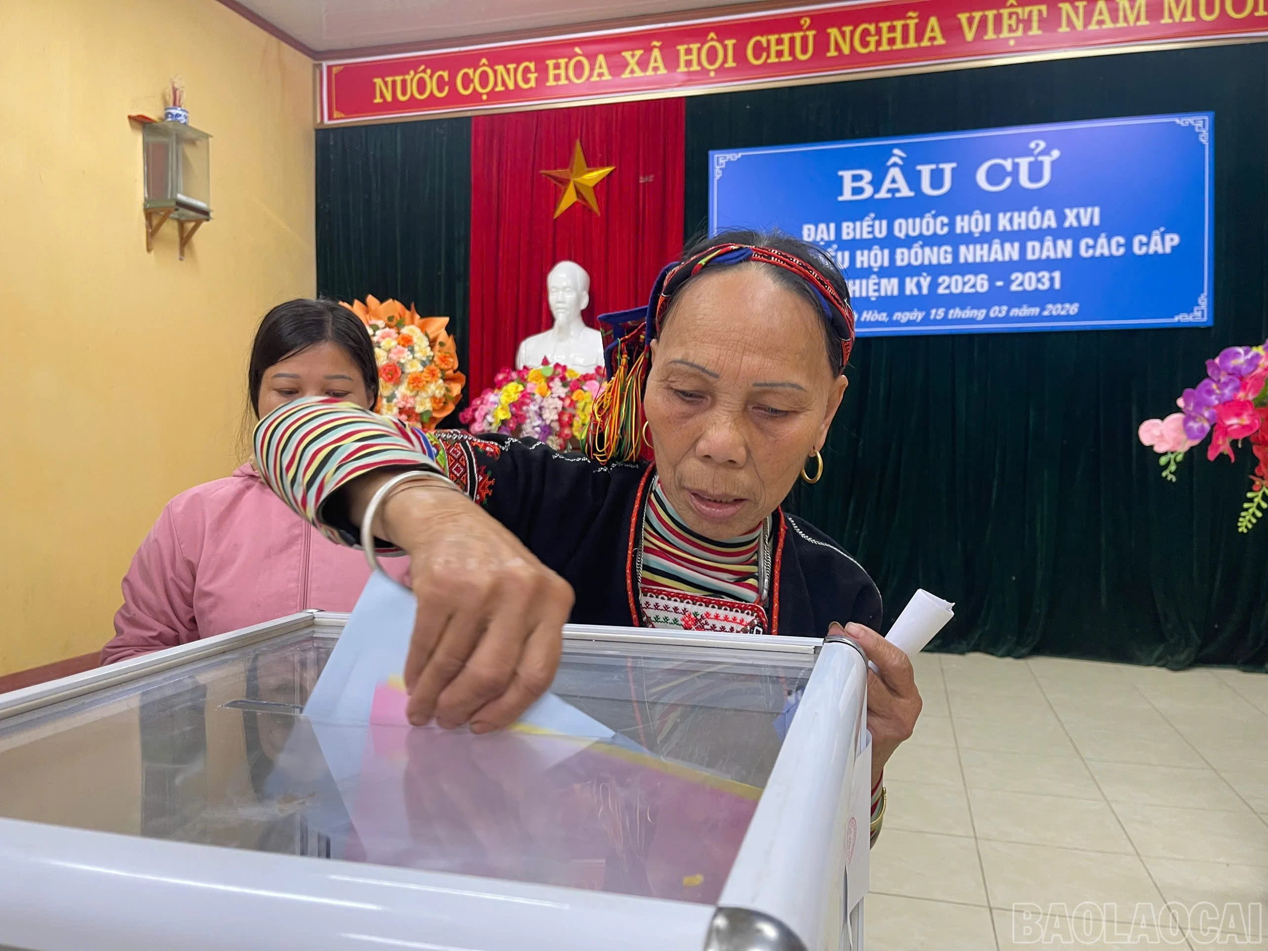Cử tri dân tộc Dao, xã Khánh Hòa bỏ lá phiếu, thực hiện quyền và nghĩa vụ công dân.