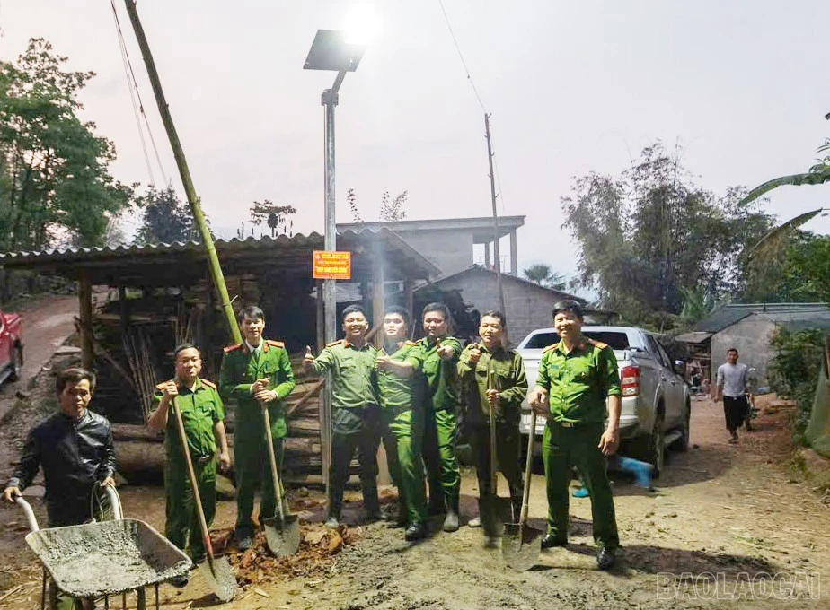 Ánh đèn góp phần giữ bình yên nơi vùng cao biên giới.