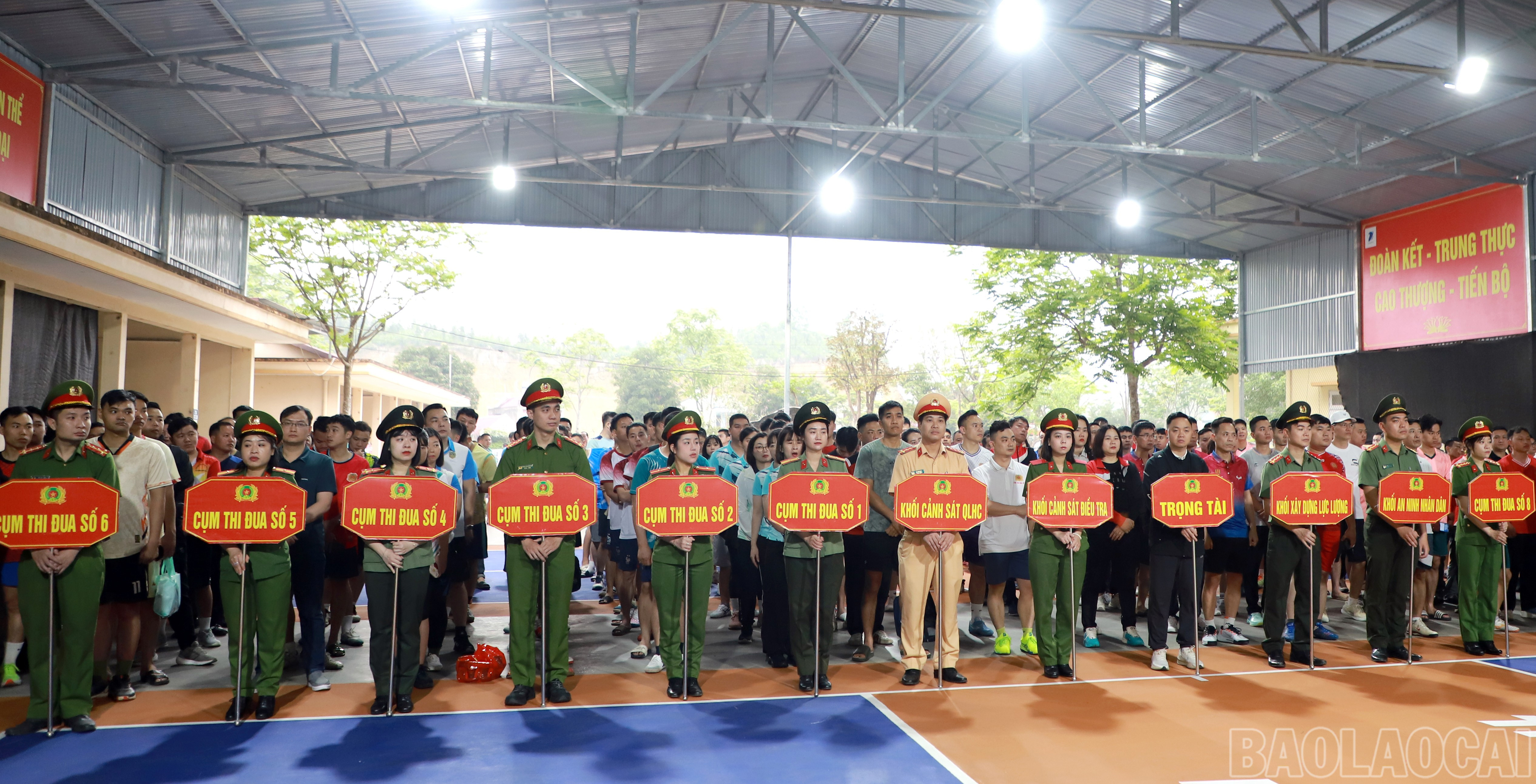 Ban tổ chức trao cờ lưu niệm cho các Cụm thi đua.