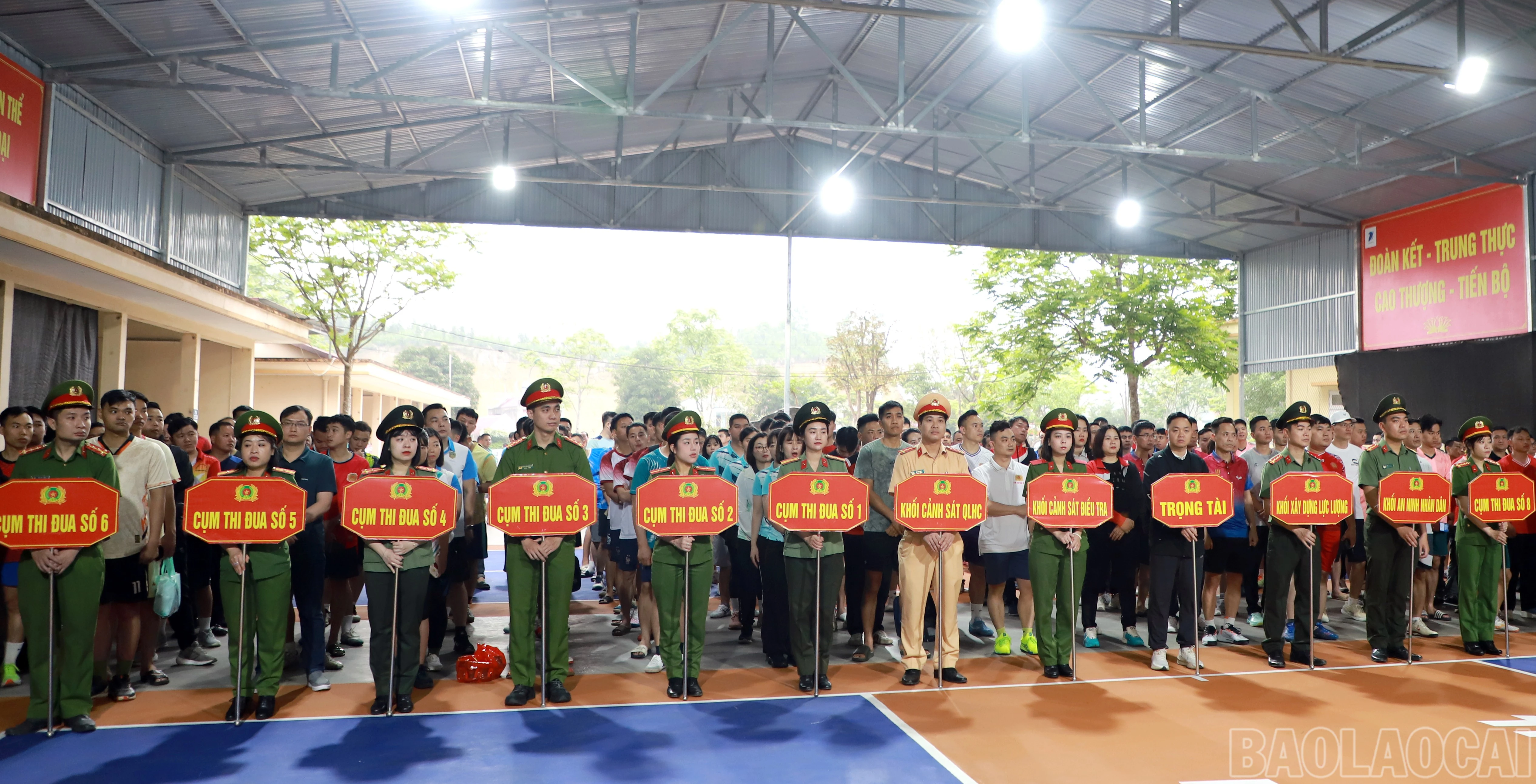 Ban tổ chức trao cờ lưu niệm cho các Cụm thi đua.