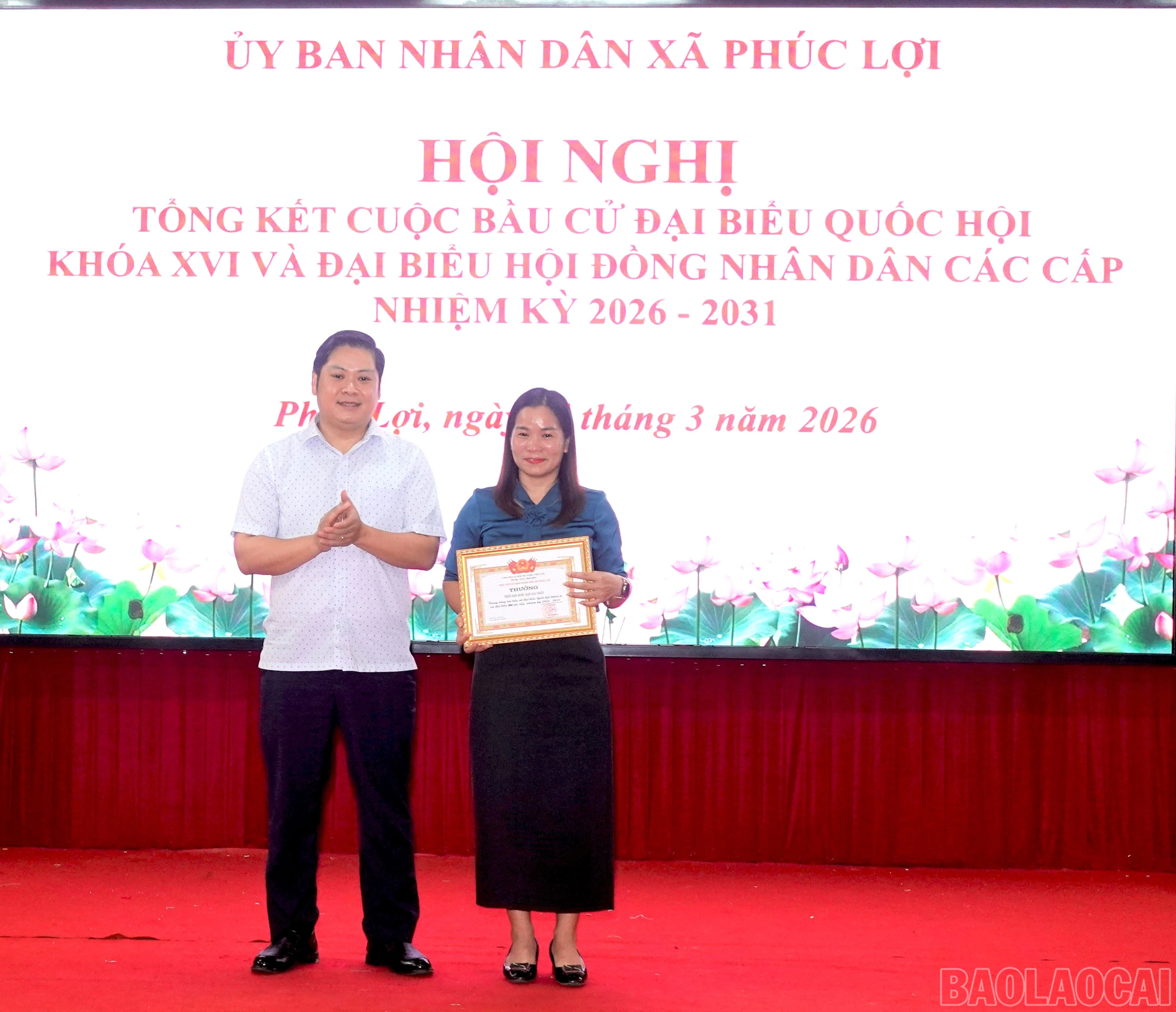 baolaocai-br_dong-chi-hoang-trung-chinh-bi-thu-dang-uy-chu-tich-hdnd-xa-trao-thuong-thon-khe-hum-hoan-thanh-xuat-sac-cong-tac-bau-cu.jpg