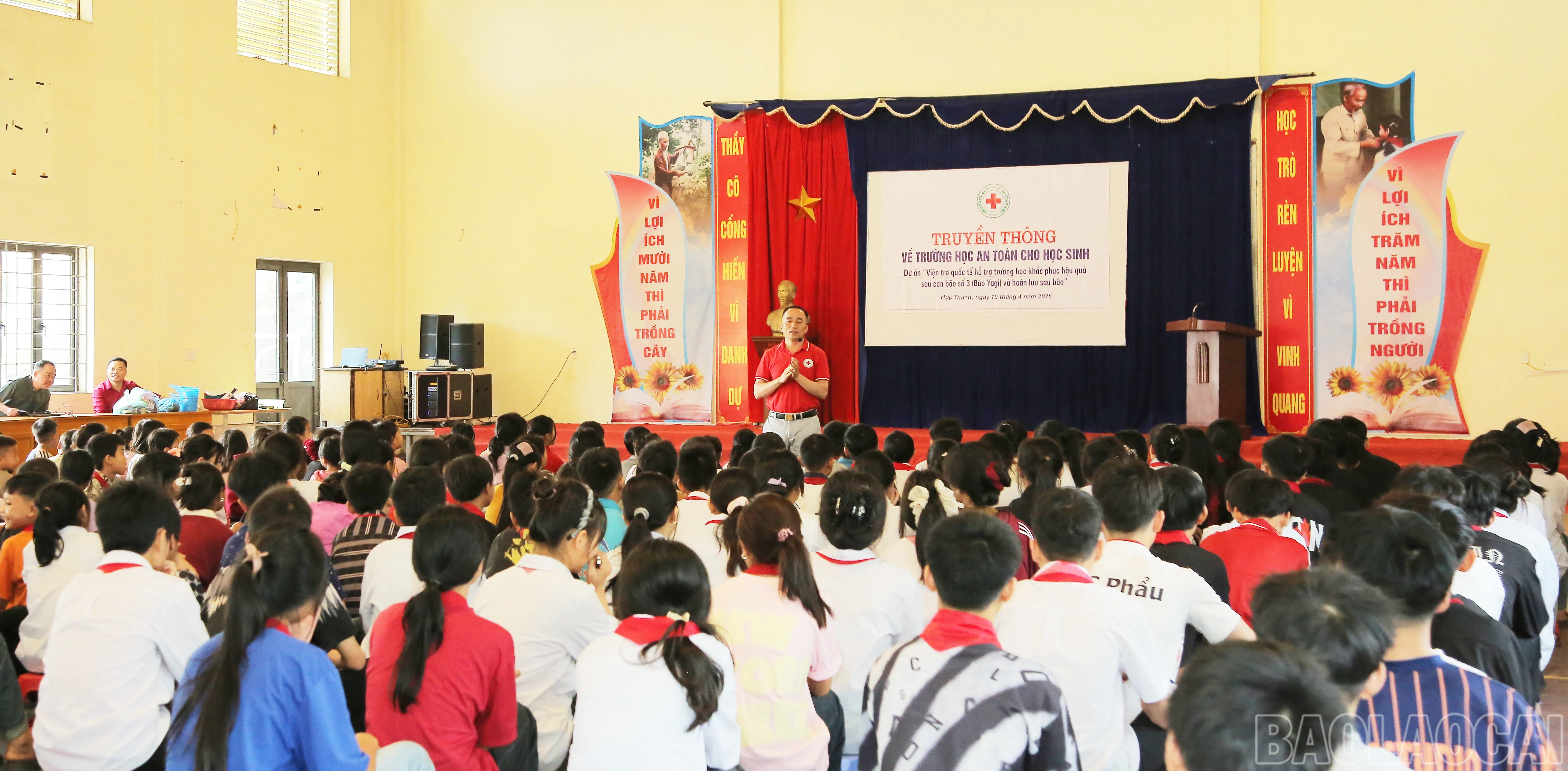 Buổi truyền thông thu hút đông đảo học sinh nhà trường tham gia.