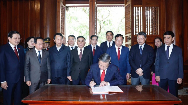 Tổng Bí thư Tô Lâm ghi sổ lưu bút tại Khu Di tích quốc gia đặc biệt Kim Liên. (Ảnh: Thống Nhất/TTXVN)